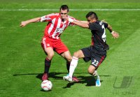 Fussball 1. Bundesliga : Miroslav Klose (li, FC Bayern Muenchen) gegen Arturo Vidal (re, Bayer 04 Leverkusen)