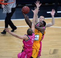 Basketball 1. Bundesliga 13/14:  Walter Tigers Tuebingen - Telekom Baskets Bonn