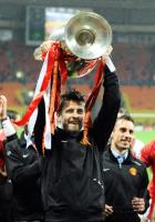 Fussball CHL  FINALE 2008  PIQUE  (ManU) mit CHL Pokal