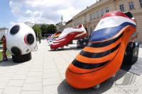 FUSSBALL EURO 2008: Ueberdimensionale Fu&sect;ballschuhe