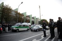 Fussball Regionalliga Sued 2011/2012:  Polizei Aufgebot vor dem Spiel am Gruenwalder Stadion