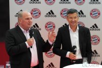 Fussball 1. Bundesliga : FCB Praesident Uli Hoeness, Vorstandsvorsitzender adidas AG Herbert Hainer (v. li.)
