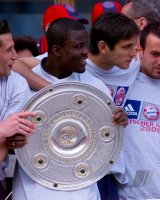 Fussball: Sammy Kuffour und Roque Santa Cruz jubeln mit Meisterschale