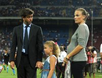 FUSSBALL Trofeo Luigi Berlusconi: Praesident Andrea Agnelli mit Frau Emma Winter und Tochter Baya (Juve)