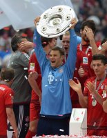 Fussball, 1. Bundesliga  Saison 13/14: Jubel FC Bayern Muenchen mit Schale