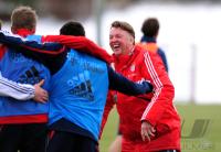 Fussball 1. Bundesliga : Trainer Louis van Gaal will die Mannschaft fotografieren  FCB)