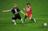 Fussball 1. Bundesliga : Andreas Wolf (li, 1 FC Nuernberg) gegen Hamit Altintop (re,FC Bayern Muenchen)