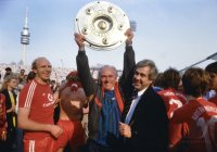 Hoeness, Lattek, Scherer mit Meisterschale.