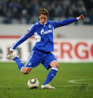 FUSSBALL, 1. BUNDESLIGA, 20. Spieltag: Schalke, HOEWEDES Einzelaktion