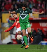 1. Fussball Bundesliga: Malik Fathi (li, 1. FSV Mainz 05) gegen Claudio Pizarro (re, SV Werder Bremen)