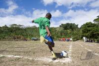FUSSBALL: FEATURE KINDER SPIELEN FUSSBALL IN DER SUEDSEE