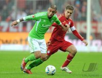 Fussball 1. Bundesliga, Saison 2011/2012: Ashkan Dejagah (li, VfL Wolfsburg) gegen Philipp Lahm (FC Bayern Muenchen)