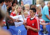Fussball 1. Bundesliga: Jose Ernesto Sosa schreibt den Fans Autogramme (FCB)