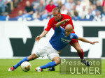 Fussball 1. Bundesliga: Schalke - Hannover, Zweikampf