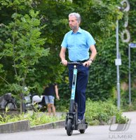 Oberbuergermeister Boris Palmer (Die Gruenen) auf einem E-Scooter
