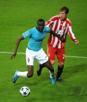 Fussball Champions League  Saison 2010/2011: Lacina Traore (li, CFR 1907 Cluj) gegen Holger Badstuber (re, FC Bayern Muenchen)