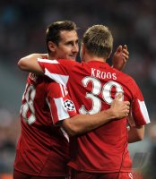 Fussball Champions League  Saison 2010/2011: Miroslav Klose mit Toni Kroos (v.li., FC Bayern Muenchen)