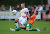 Fussball 1. Bundesliga : Filip Daems (li, Borussia Moenchengladbach) gegen Jasmin Fejzic (re, Greuther Fuerth)