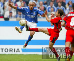 Fussball 1. Bundesliga: Schalke - Hannover, Zweikampf