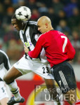 Fussball UCL: Leverkusen - Newcastle, Zweikampf