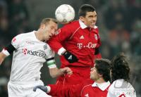 Fussball 1. Bundesliga: Gladbach - Bayern, Zweikampf