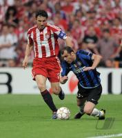 Fussball Champions League Finale: Mark van Bommel (li, FCB) gegen Goran Pandev (re, Inter)