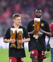 Fussball 1. Bundesliga Saison 21/22: JUBEL FC Bayern Muenchen feiert die 32. Meisterschaft