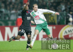 Fussball UCL: Bremen - Lyon, Zweikampf
