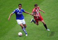 Fussball 1. Bundesliga : Joel Matip (li, FC Schalke 04) gegen Thomas Mueller (re, FC Bayern Muenchen)