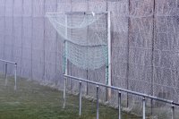 Fussball / Lokalfussball: Tor mit Raureif auf dem Fussballplatz des SSV Eckenweiler