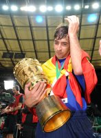 Fussball: DFB Pokal Finale: Jubel mit POKAL Raul (FC Schalke 04)