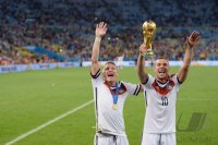 FUSSBALL WM 2014, FINALE: JUBEL Podolski (Deutschland) und Schweinsteiger (Deutschland)