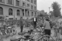 Fussball Beckenbauer (Cosmos New York) vor Fahrraedern