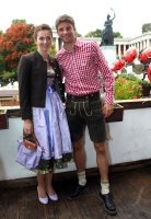FUSSBALL 1. BUNDESLIGA:  Thomas Mueller mit seiner Frau Lisa