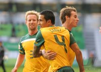 Fussball AFC Asian Cup 2011:   David Carney, Tim Cahill, Luke Wilkshire (v. li., Australien)