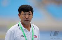 FUSSBALL INTERNATIONAL: Trainer Kim Jong Hun (Nordkorea)