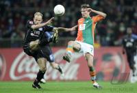 Fussball 1. Bundesliga: Bremen - Hamburg, Zweikampf