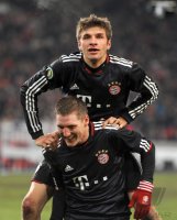 Fussball DFB Pokal 10/11 : (v. li.) Bayern Jubel mit Thomas Mueller oben auf Bastian Schweinsteiger