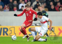 Fussball 1. Bundesliga : Toni Kroos (li, FC Bayern Muenchen) gegen Maza Rodriguez (VfB Stuttgart)