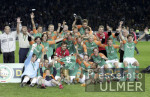 DFB Pokal Finale: Bremen - Aachen, Bremer Mannschaftsfoto mit Pokal