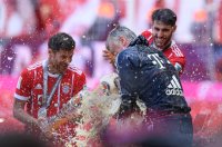 Fussball, 1. Bundesliga  Saison 16/17: Jubel FC Bayern Muenchen mit Schale