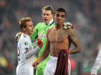 Fussball DFB Pokal, Saison 2011/2012, Viertelfinale: Rafinha, Torwart Manuel Neuer , Luiz Gustavo (v.li., FC Bayern Muenchen)