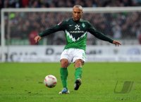 Fussball: 1. Bundesliga Saison 2010/2011: SV Werder Bremen, SILVESTRE am Ball