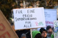 Kundgebung im Tuebinger Anlagenpark: 1200 Menschen demonstrierten gegen die einrichtungsbezogene Impfpflicht