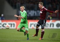 Fussball 1. Bundesliga, Saison 2012/2013: Simon Kjaer (li, VfL Wolfsburg)  gegen Sebastian Polter (1 FC Nuernberg)