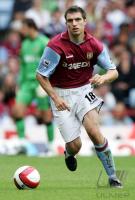 Fussball Barclays Premiership: Aston Villa,  Aaron HUGHES