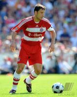 Fussball 1. Bundesliga: FC Bayern Muenchen, VAN BOMMEL am Ball