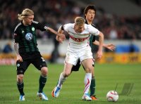 Fussball 1. Bundesliga : Simon Kjaer (li, VfL Wolfsburg) gegen  Pavel Pogrebnyak (Mitte, VfB Stuttgart) gegen Koo Ja Cheol (re, VfL Wolfsburg)