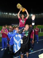 Fussball: DFB Pokal Finale:  Jubel mit POKAL Hans Sarpei , Kyriakos Papadopoulos , Atsuto Uchida , Torwart Manuel Neuer (v.li., FC Schalke 04)
