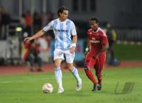 1. Fussball Bundesliga: Stefan Buck (li, 1860 Muenchen) gegen Ze Roberto  (re, HSV)